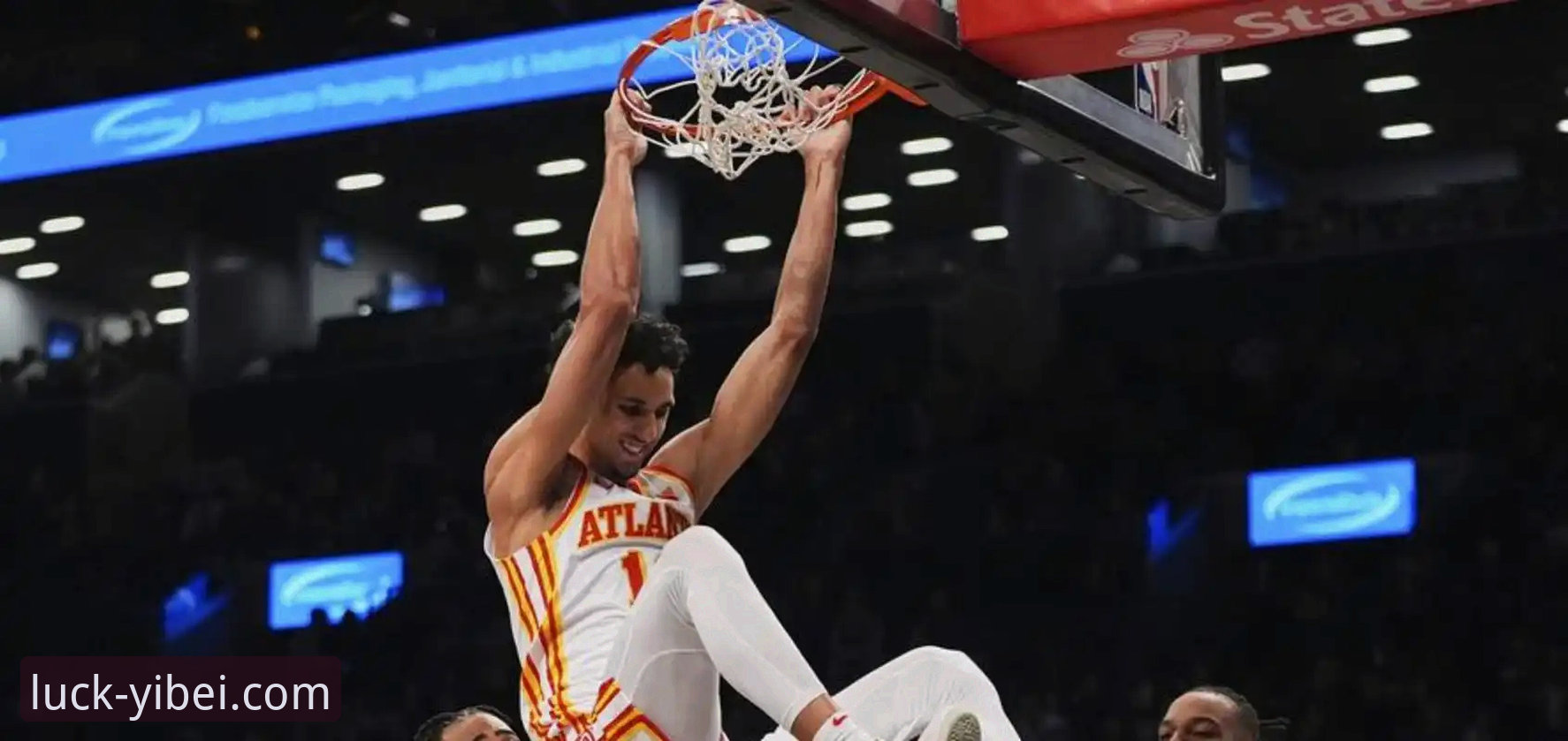 NBA季后赛最新动态：尼克斯140-89血洗老鹰创纪录晋级，易倍体育官网用户热议半场47分差距